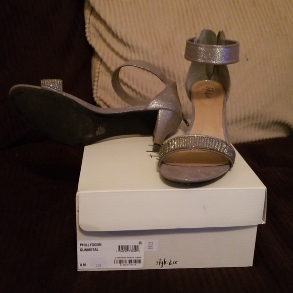 High heels - Picture 2 of 3